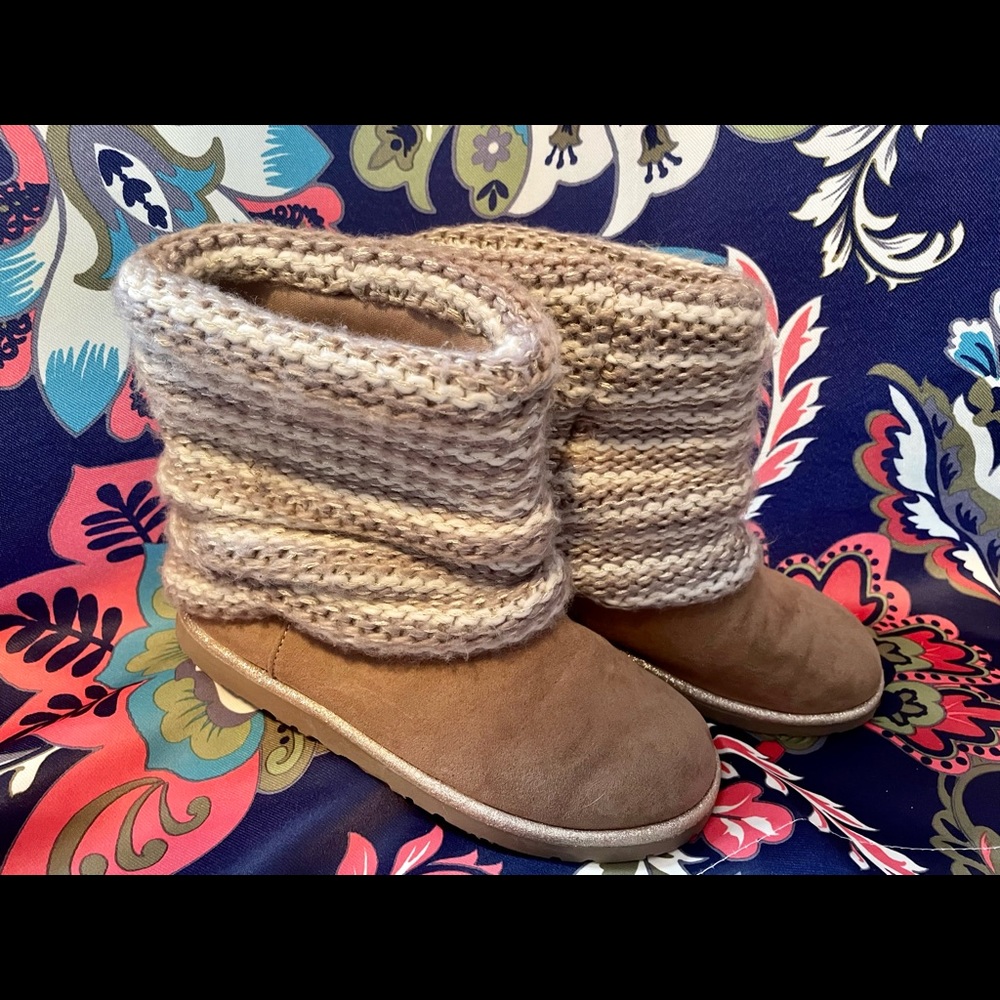 Girls’ casual boot, knitted top, sparkle on sole, worn twice sz1